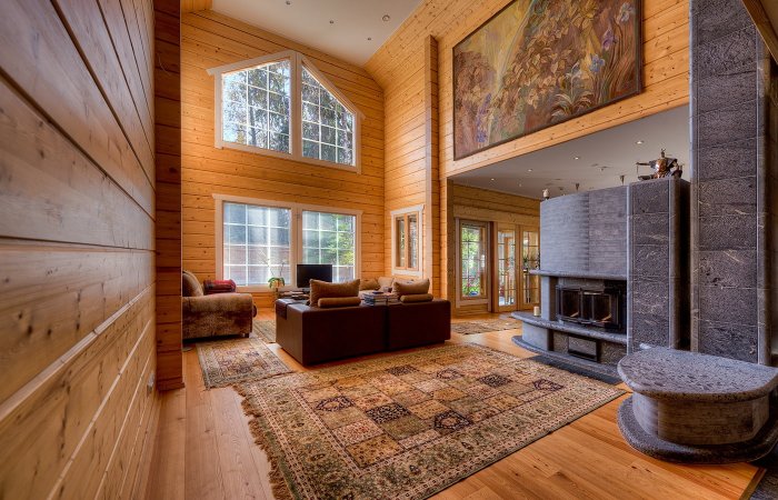 Камин в интерьере дома из бруса