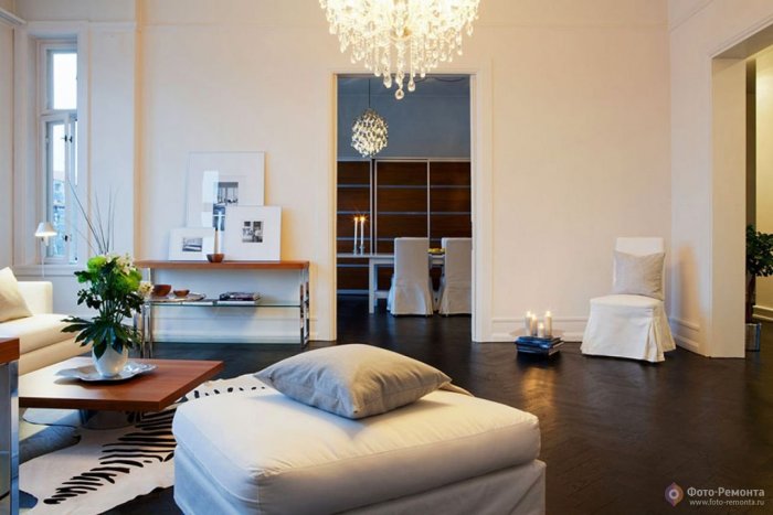 Шведский интерьер квартиры с темным полом