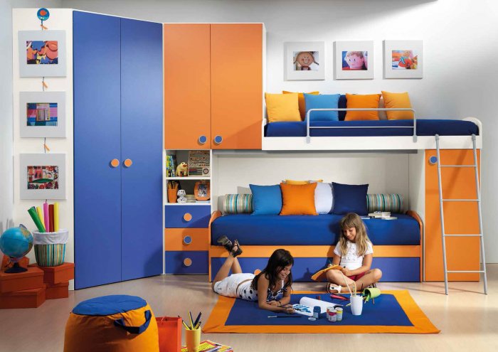 Оранжево-синяя детская комната