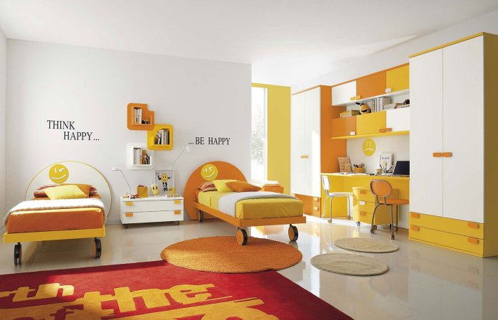 Детская комната в желто оранжевом цвете