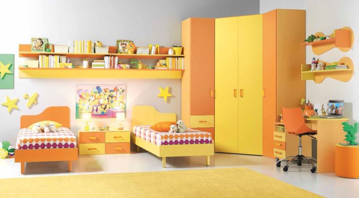 Детская комната с оранжевой мебелью