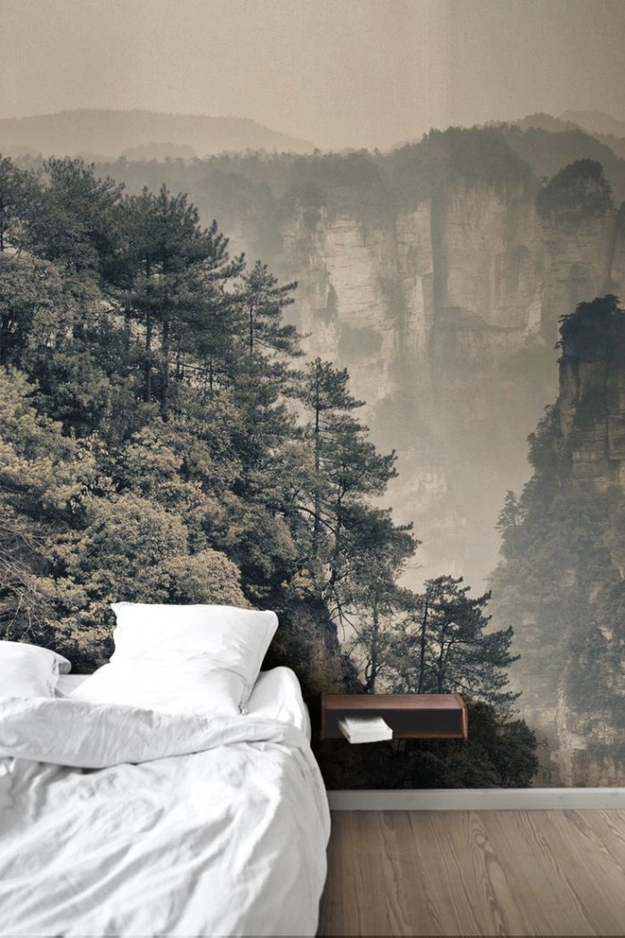 Спальня с лесом на стене