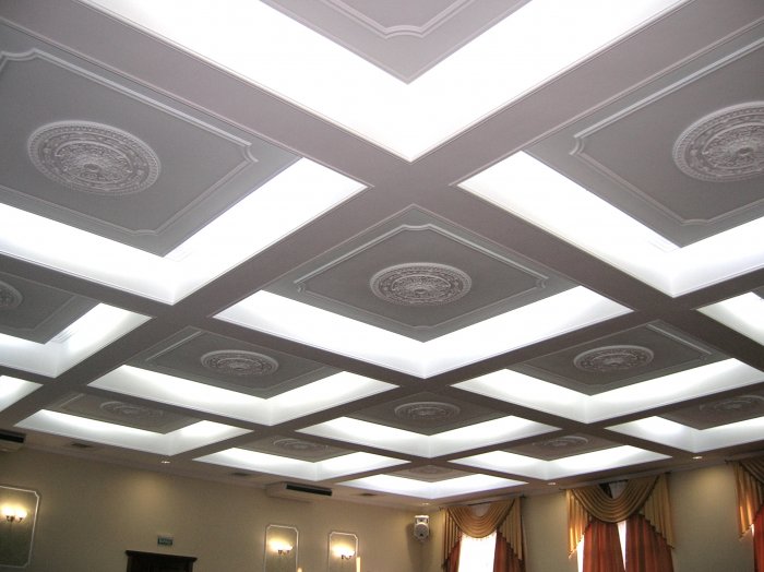 Кессонный потолок с витражом