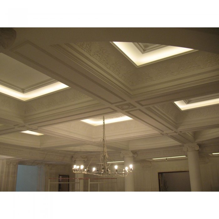 Кессонный потолок с серыми стенами