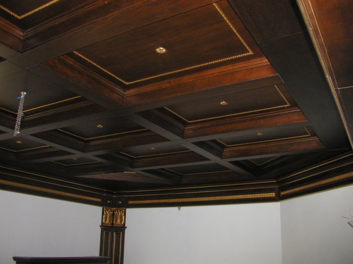 Двухуровневый потолок гипсокартон с молдингами
