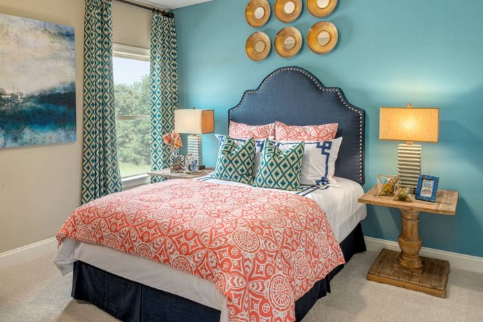 Спальня в коралловых цветах