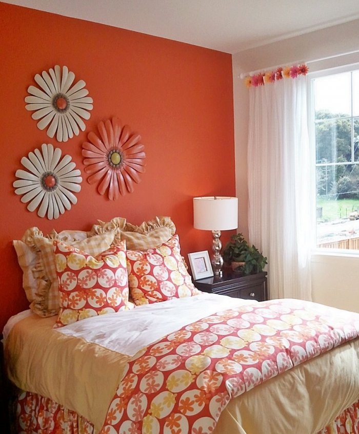 Спальня в коралловых тонах