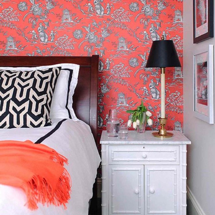 Персиковые стены и бирюзовый шкаф