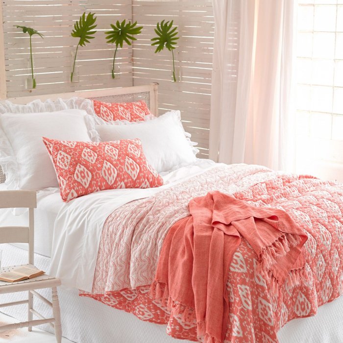 Коралловая кровать в интерьере
