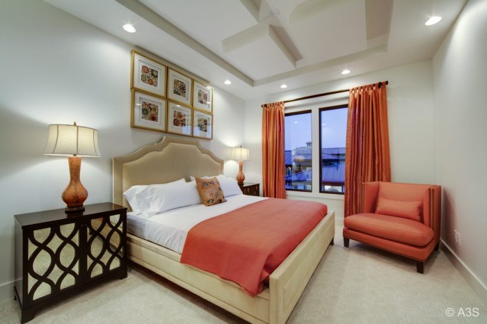 Коралловые шторы в спальне