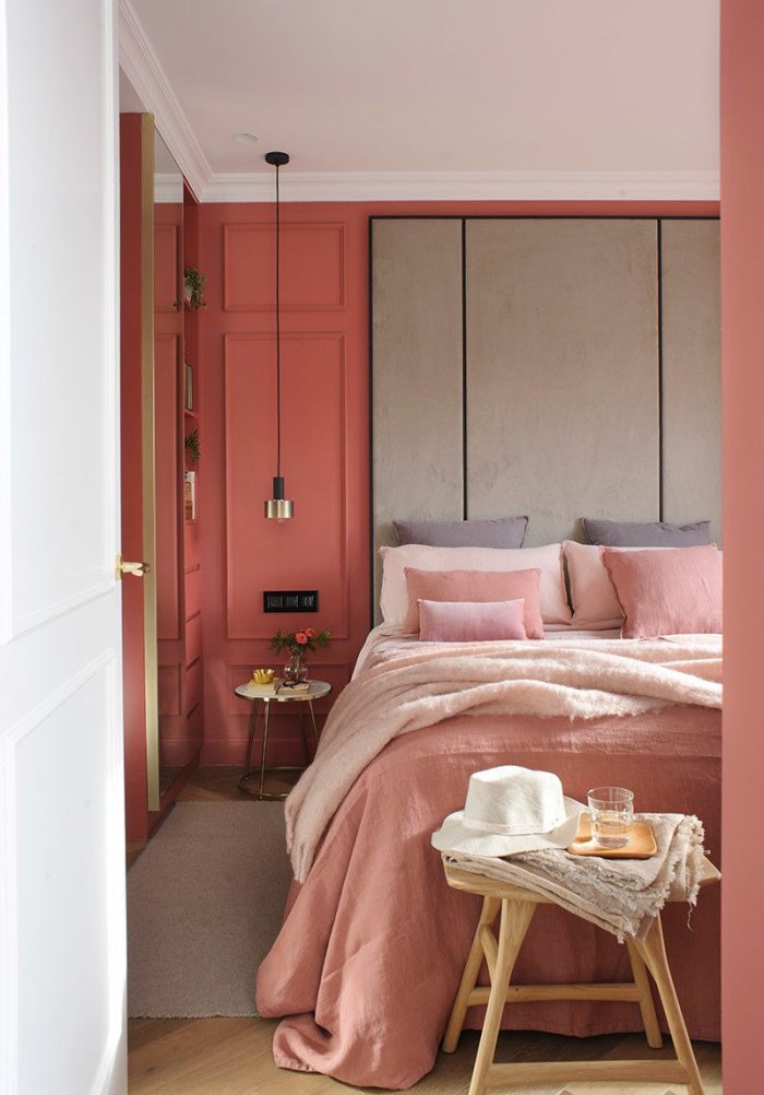 Интерьер спальни в коралловых тонах