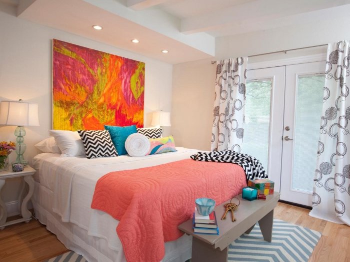 Коралловый цвет в интерьере спальни