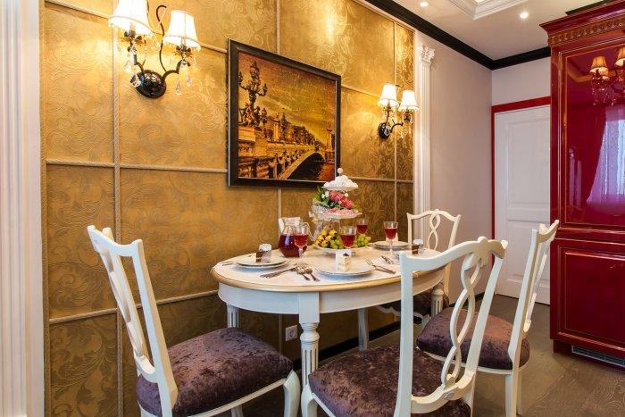 Стена около обеденного стола декор