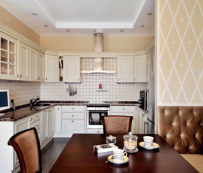 Вариант отделки угловой стены в кухне