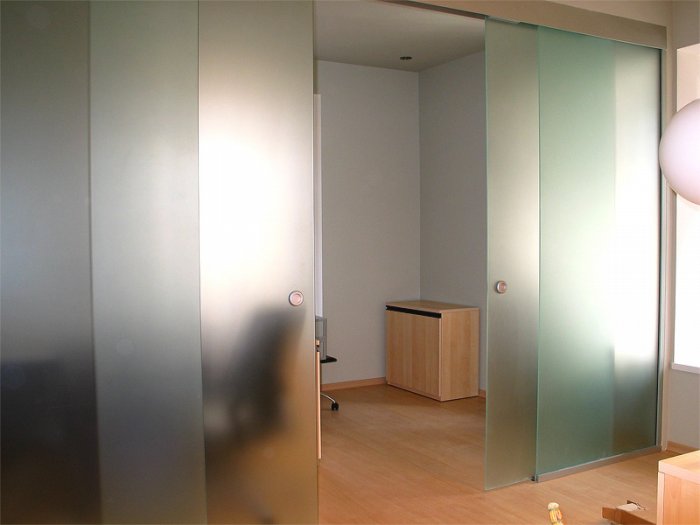 Цельностеклянные раздвижные перегородки