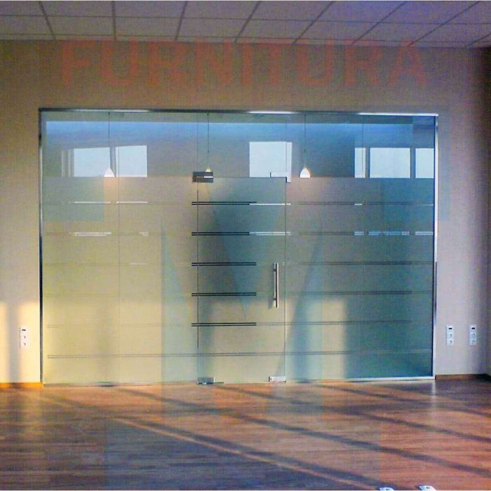 Стеклянные двери в офис