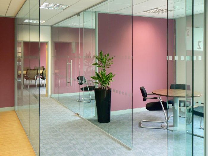 Цельностеклянные перегородки анодировка