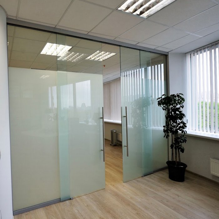 Цельностеклянные перегородки в зажимном профиле фристайл