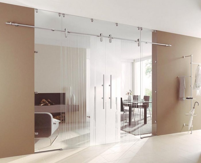 Цельностеклянная перегородка с дверью
