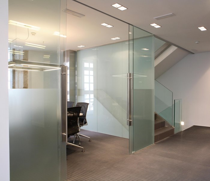 Цельностеклянные перегородки Титан