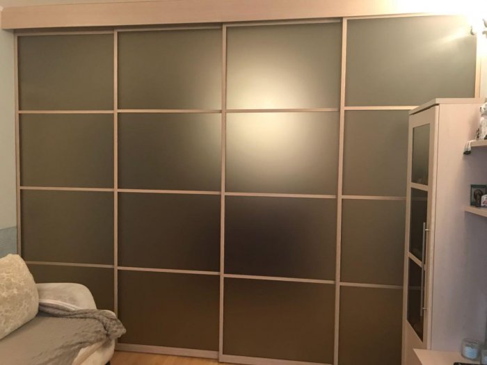 Раздвижная перегородка с матовым стеклом