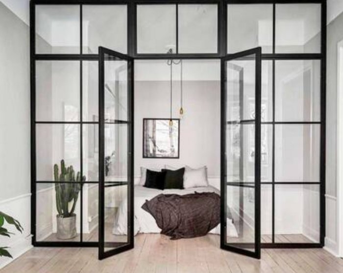 Стеклянная перегородка с раздвижной дверью