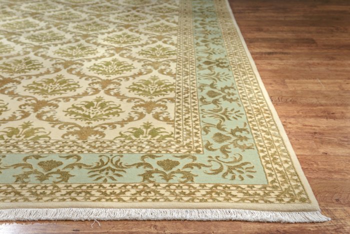 Ковер с дамасским узором
