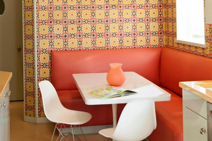 Цветастые обои на кухне