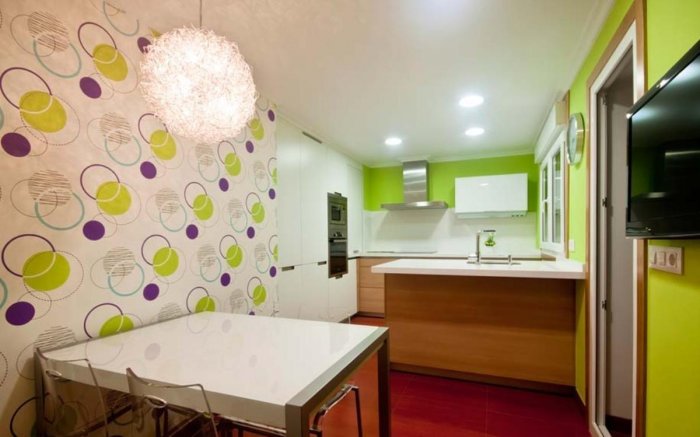 Комбинированные обои для маленькой кухни