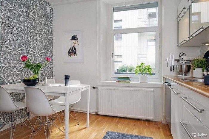 Обои для белой кухни в интерьере