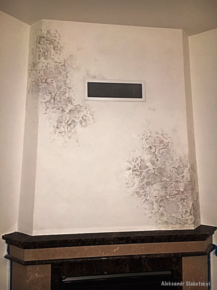 Белые камины с венецианской штукатуркой