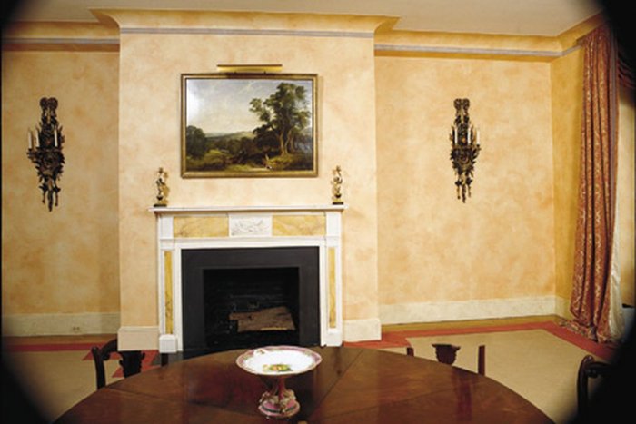 Декоративная штукатурка в гостиной с камином