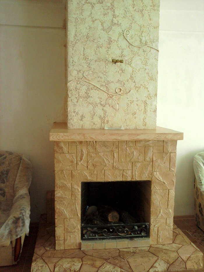 Венецианская штукатурка над камином