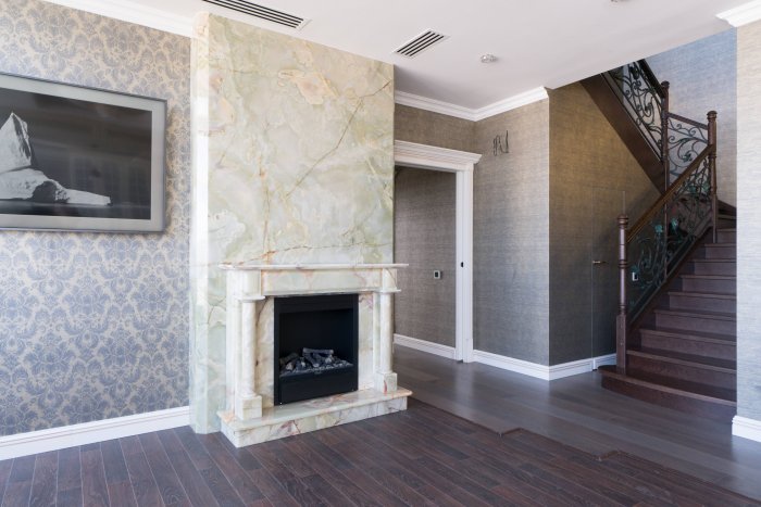 Камин из венецианской штукатурки