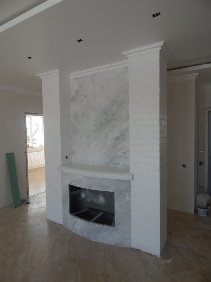 Окна в зале с камином из венецианки