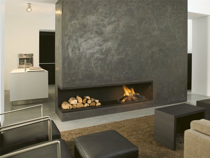 Камин в мраморной стене