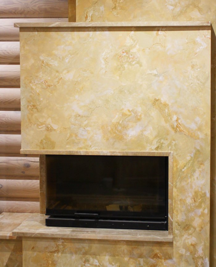 Камин с декоративной штукатуркой под мрамор