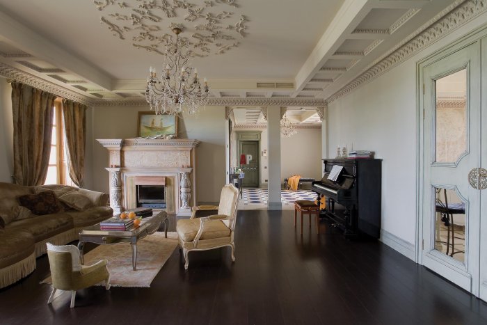 Потолки с лепниной гостиная