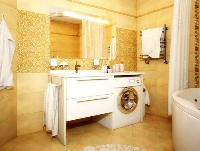 Ванная со стиральной машинкой в бежевых тонах