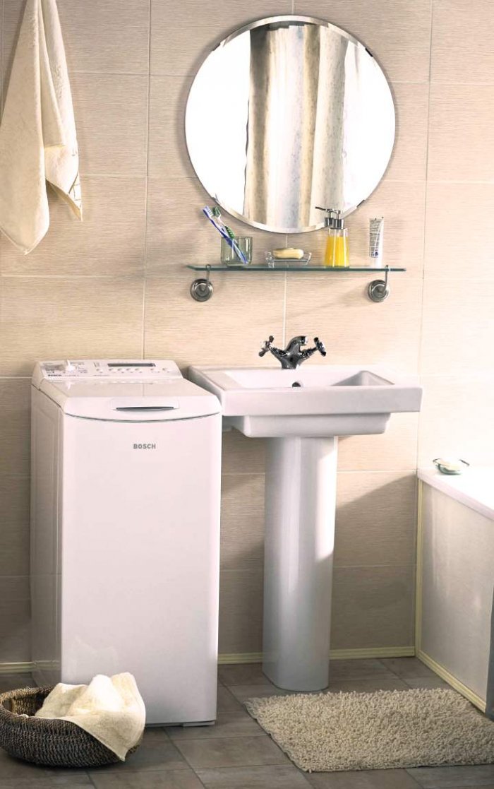 Машинка с вертикальной загрузкой в ванной