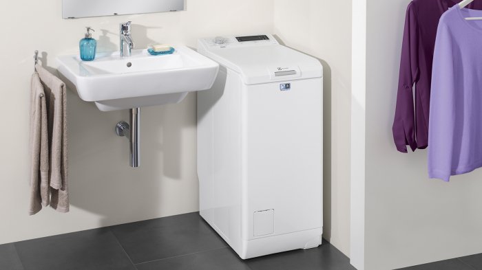Вертикальная стиральная машина в ванной