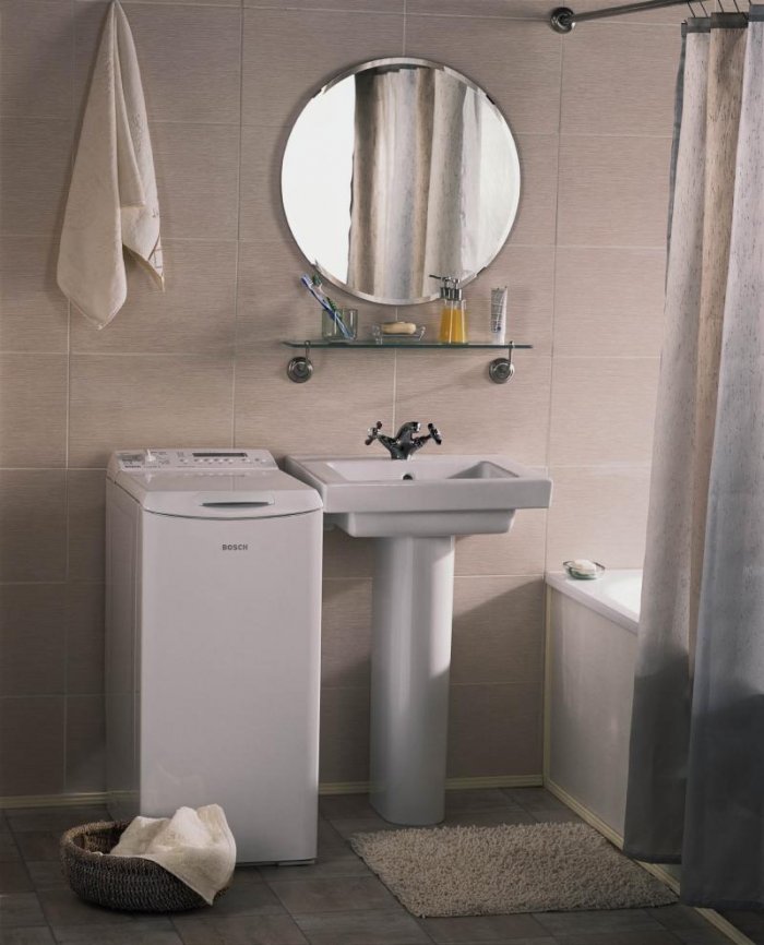 Стиральная машинка с вертикальной загрузкой в интерьере