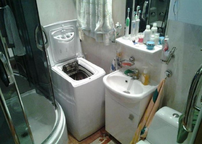Стиральная машина с вертикальной загрузкой в маленькой ванной