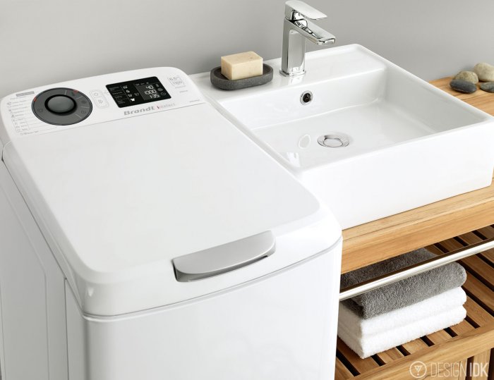 Стиральная машина с верхней загрузкой в интерьере