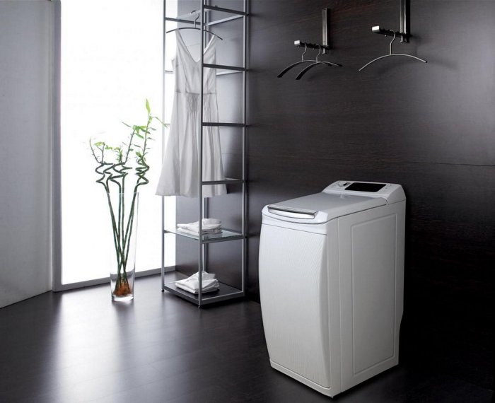 Стиральная машина с вертикальной загрузкой в интерьере