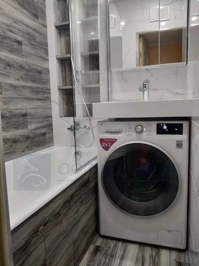 Ванная с стиральной машиной и раковиной