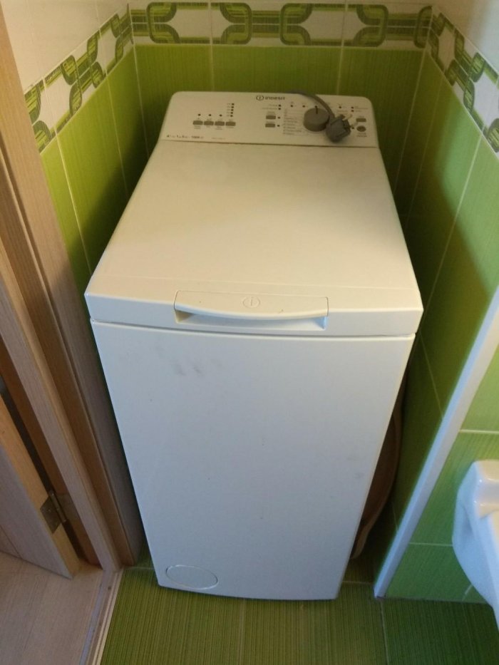 Стиральная машина с верхней загрузкой в ванной