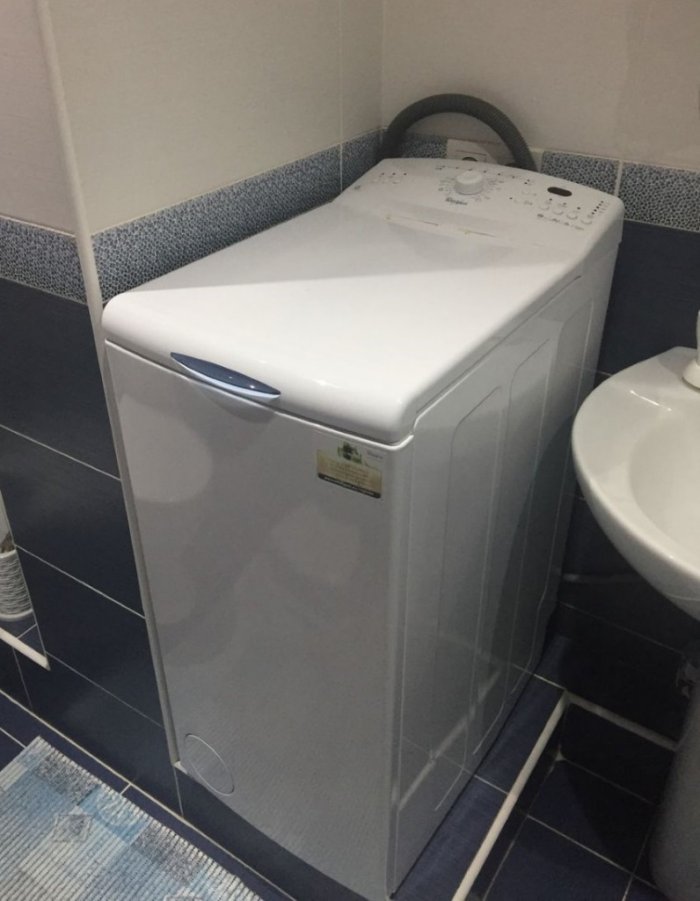 Стиральная машина с вертикальной загрузкой в интерьере