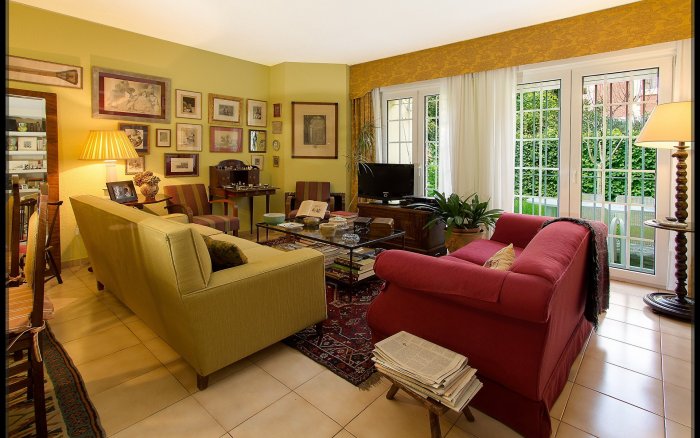 Гостиная с разными креслами