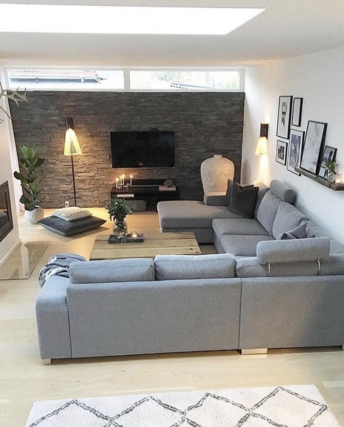 Диван посередине гостиной